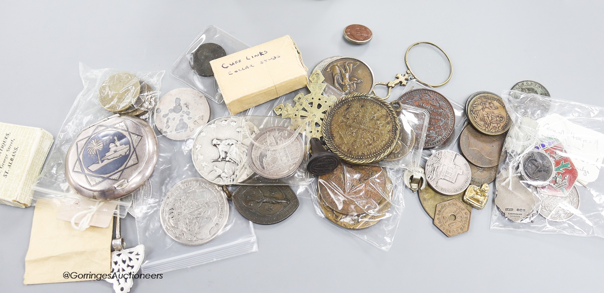 A group of commemorative medals and vertu